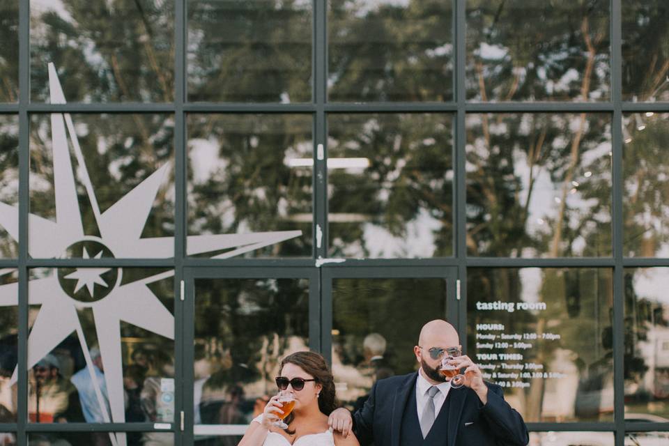 Portrait of the couple with sunglasses - Jamie Mercurio Photography