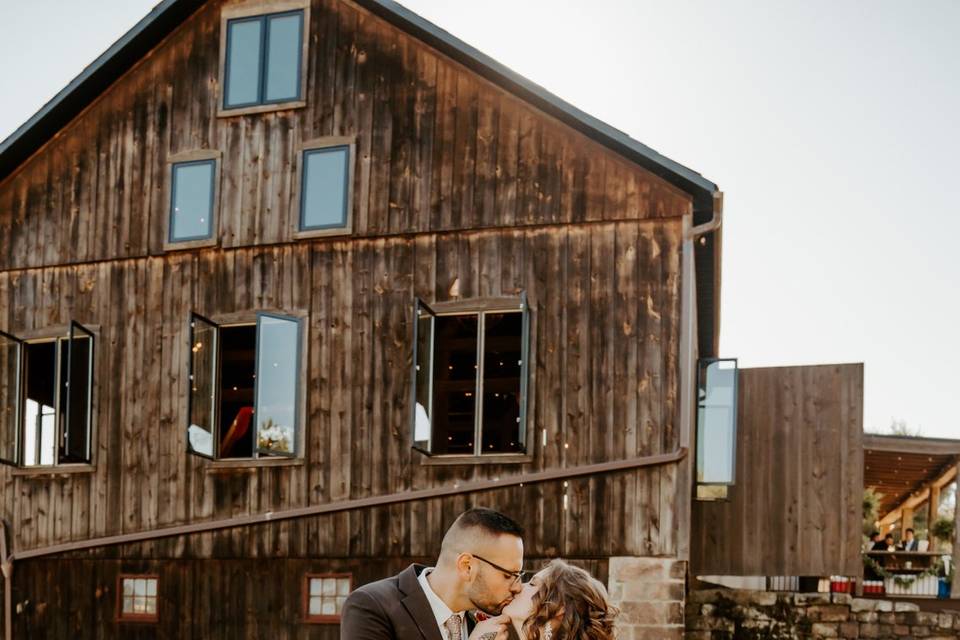 Happy couple/Barn