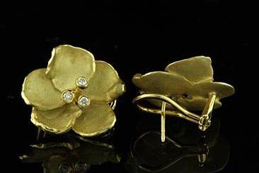 18K Yellow Green Gold Diamond Large Pansie Flowers Earring http://www.orospot.com/product/e1002jg/18k-yellow-green-gold-diamond-large-pansie-flowers-earring.aspxSKU: E1002JG $3,075.0018K yellow green gold large pansie flowers earrings are 22mm in diameter (7/8 inch). Post back stud earrings contains three round cut burnish set diamonds (0.15cttw, G-VS quality). These earrings contain matte finish. Available in solid 18K yellow and white gold.