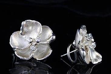 Silver Diamond Large Pansie Flowers Earringhttp://www.orospot.com/product/e1003jg/silver-diamond-large-pansie-flowers-earring.aspxSKU: E1003JG $810,00Silver, matte finish large pansie flowers earring are 21mm tall and 22mm wide ( 7/8 x 7/8 inch) and contains three round cut burnish set diamond ( .15cttw, VS1-VS2 clarity and G-H color). Available also on smaller version (#E1001JG).