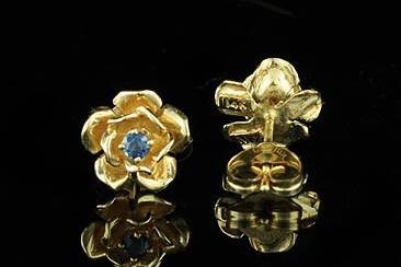 Flower Sapphire Earrings 14K Yellow Goldhttp://www.orospot.com/product/e255ma/flower-sapphire-earrings-14k-yellow-gold.aspxSKU: E255MA$329.0014k gold, flower, prong set sapphire (approx. .30cttw) earrings are 11 mm in diameter (4/10 inch)