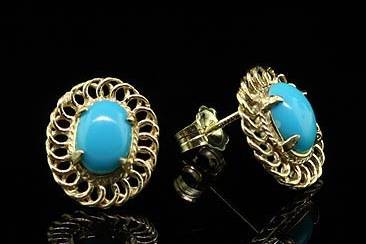 Victorian Style Turquoise Earrings 14K Yellow Goldhttp://www.orospot.com/product/e355ma/victorian-style-turquoise-earrings-14k-yellow-gold.aspxSKU: E355MA$199.00Victorian style, round cabochon turquoise with twisted wire border and post backs. Earrings are 7 mm (3/10 inch) in diameter.