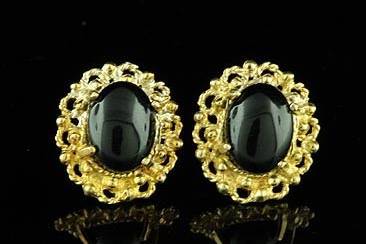 Vintage Style Garnet Earrings 14K Yellow Goldhttp://www.orospot.com/product/e310ma/vintage-style-garnet-earrings-14k-yellow-gold.aspxSKU: E310MA$229.00This twisted wire post back garnet (approx. .28cttw both) traditional replica is a timeless classic. Earrings are 10 mm measured in diameter (4/10 inch) and are made of 14k yellow gold. This style is also available in white gold and a variety of other gems such as: Citrine, Blue Topaz, Amethyst, Garnet and Peridot. Please contact us if you are interested in any of these options.