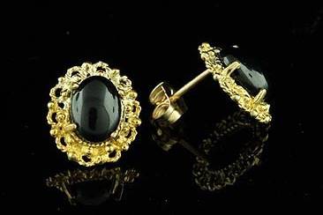 Vintage Style Onyx Earrings 14K Yellow Goldhttp://www.orospot.com/product/e330ma/vintage-style-onyx-earrings-14k-yellow-gold.aspxSKU: E330MA$239.00Vintage style twisted wire work and high polished accents set with a cabochon black onyx (7 x 5 mm) in prong. Post back earrings are 15 mm tall ,13 mm wide (6/10 X 5/10 inch) and made of 14k yellow gold.