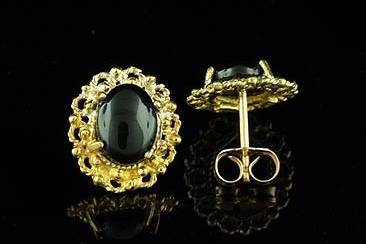 Vintage Style Onyx Earrings 14K Yellow Goldhttp://www.orospot.com/product/e330ma/vintage-style-onyx-earrings-14k-yellow-gold.aspxSKU: E330MA$239.00Vintage style twisted wire work and high polished accents set with a cabochon black onyx (7 x 5 mm) in prong. Post back earrings are 15 mm tall ,13 mm wide (6/10 X 5/10 inch) and made of 14k yellow gold.