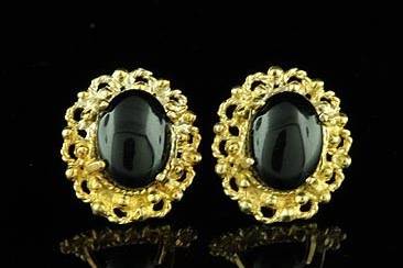 Vintage Style Onyx Earrings 14K Yellow Goldhttp://www.orospot.com/product/e330ma/vintage-style-onyx-earrings-14k-yellow-gold.aspxSKU: E330MA$239.00Vintage style twisted wire work and high polished accents set with a cabochon black onyx (7 x 5 mm) in prong. Post back earrings are 15 mm tall ,13 mm wide (6/10 X 5/10 inch) and made of 14k yellow gold.