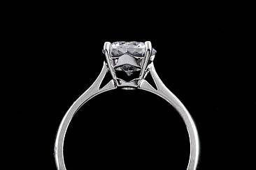 Cubic Zirconia Modern Style Solitaire 14K White Gold Engagement Ringhttp://www.orospot.com/product/r1089ven/cubic-zirconia-modern-style-solitaire-14k-white-gold-engagement-ring.aspxSKU: R1089VEN$449.00Modern style engagement ring is made of 14k white gold. Contains 2ct cubic zirconia synthetic stone set in 