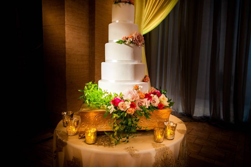Flowers on the wedding cake