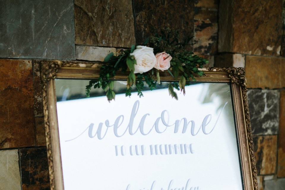 Welcome mirror sign