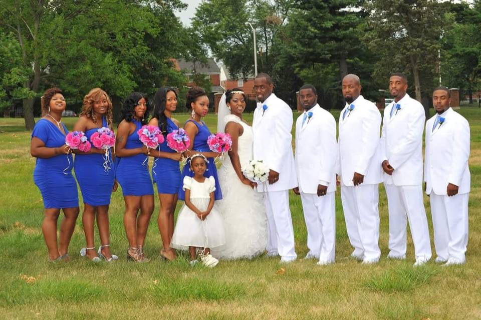 The couple with the bridesmaids and groomsmen