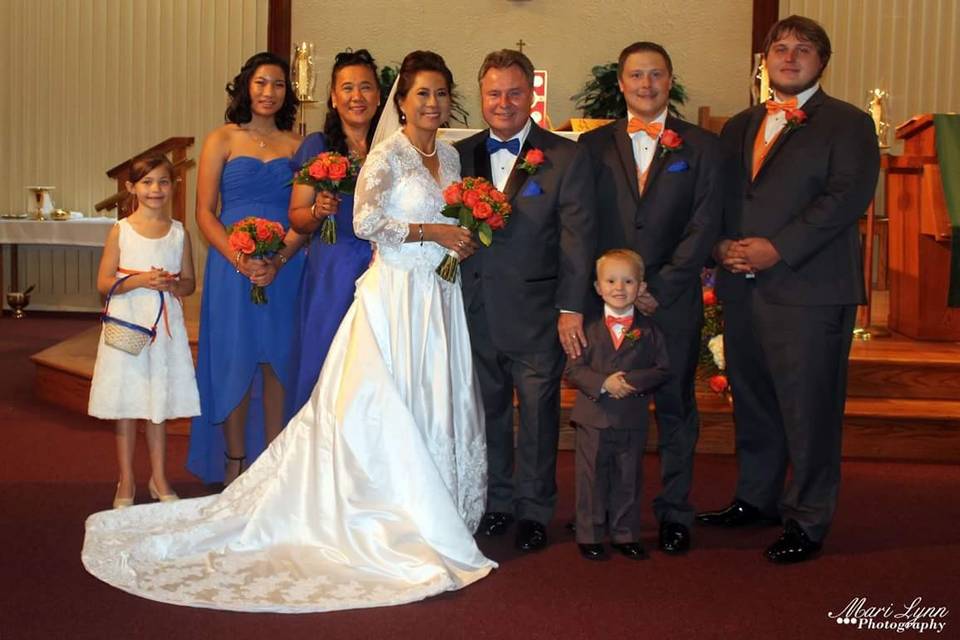 The couple with the bridesmaids and groomsmen