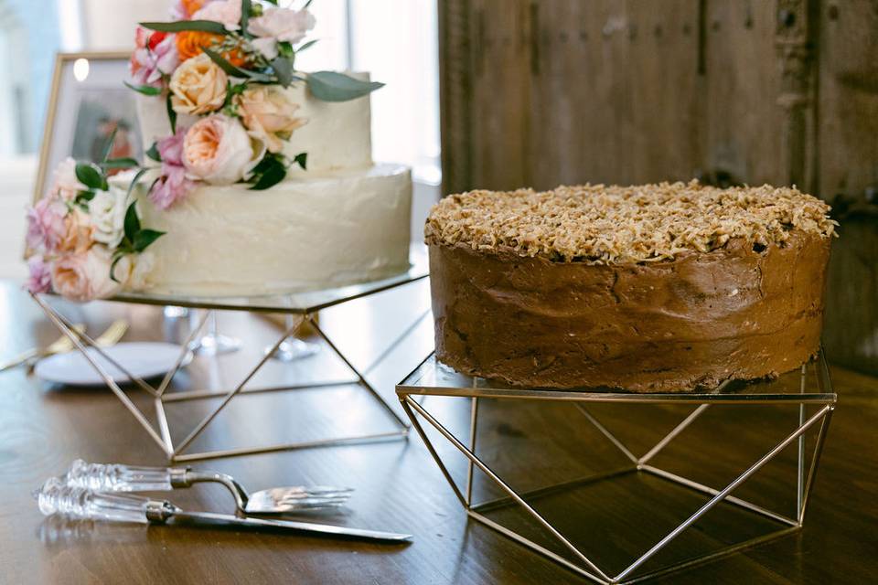 Wedding cake & grooms cake