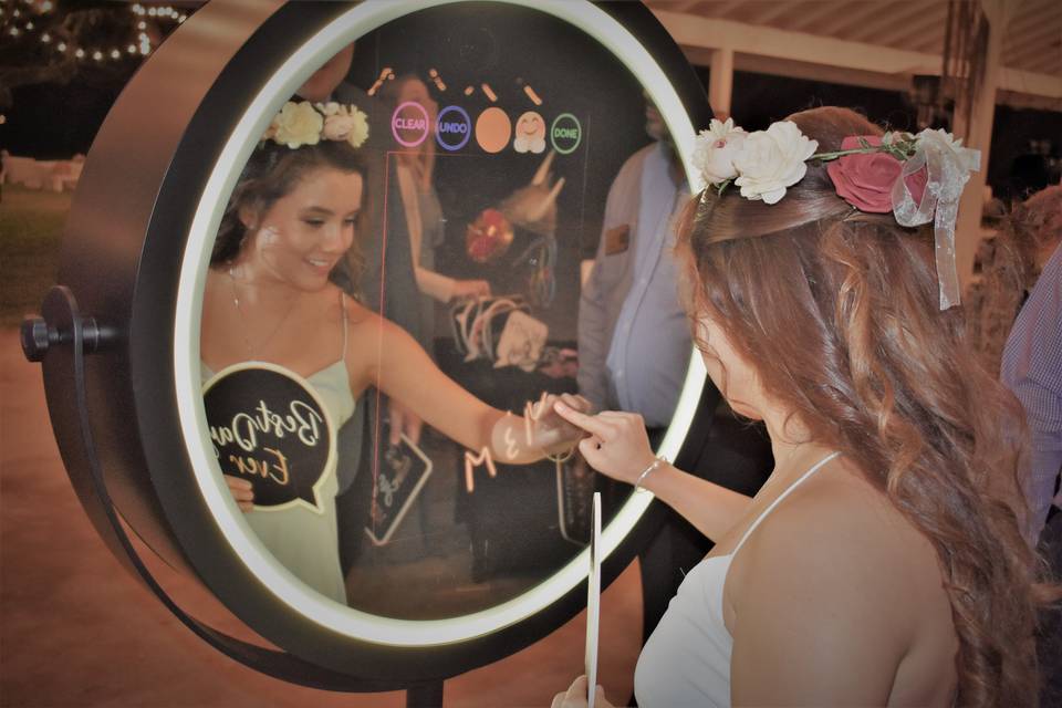 Beauty mirror add an emoji!