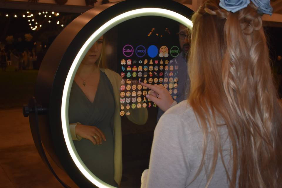 Beauty mirror add an emoji!