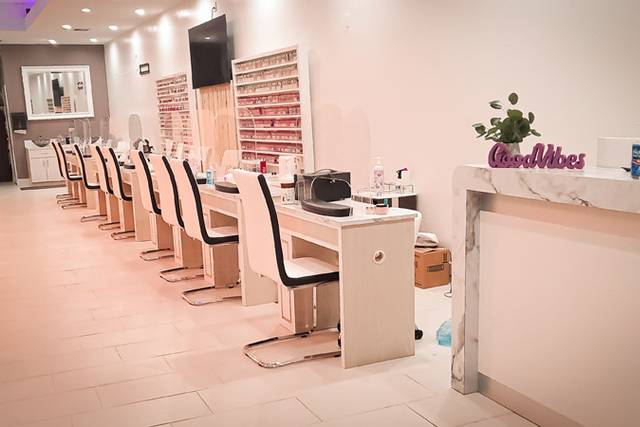 Nail bar