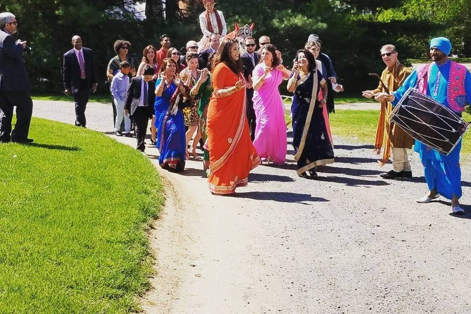 wedding guests arriving