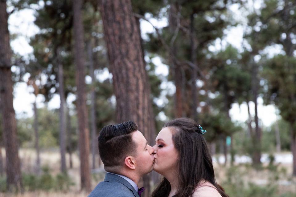 Kisses before the ceremony