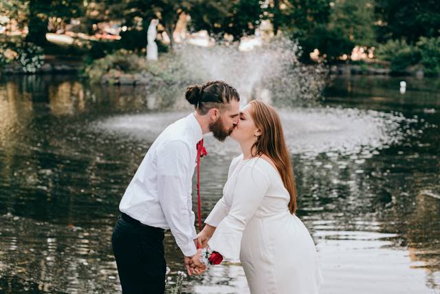 Kiss in front of the fountain