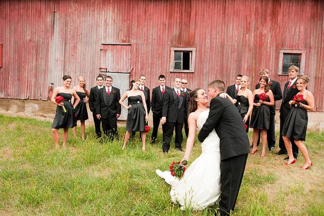 Couple with bridesmaids and groomsmen