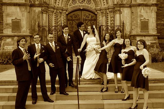 Couple with bridesmaids and groomsmen
