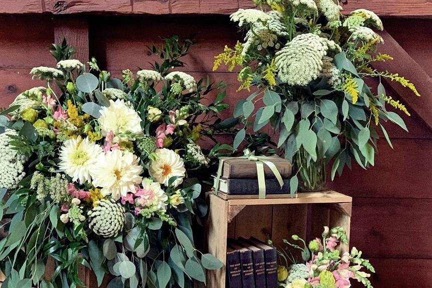 Escort table (book/rustic)