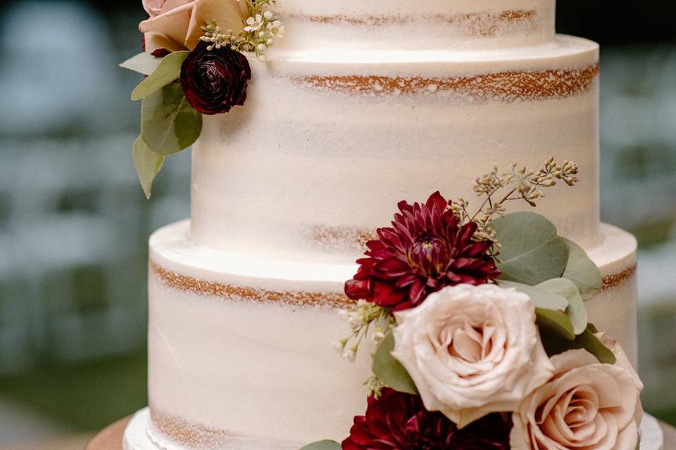 Cakes by Lynzie - Loved this wedding cake with gold leaf detail and  beautiful flowers from @boutiquebloomsdublin #weddingcake #weddingsireland  #wedding #goldleaf