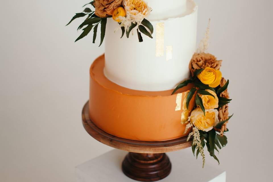 Cakes by Lynzie - Loved this wedding cake with gold leaf detail and  beautiful flowers from @boutiquebloomsdublin #weddingcake #weddingsireland  #wedding #goldleaf