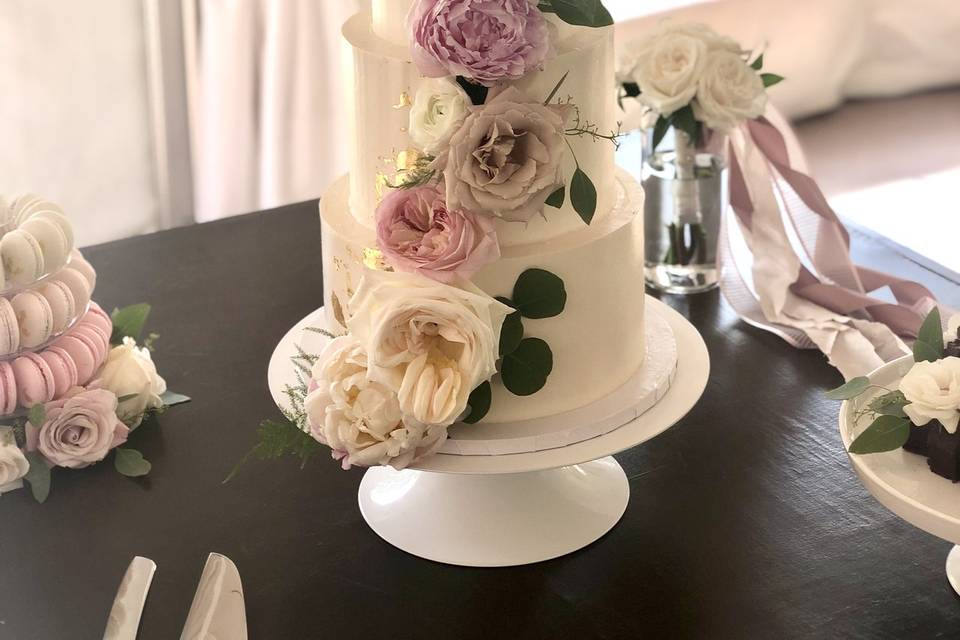 Cakes by Lynzie - Loved this wedding cake with gold leaf detail and  beautiful flowers from @boutiquebloomsdublin #weddingcake #weddingsireland  #wedding #goldleaf