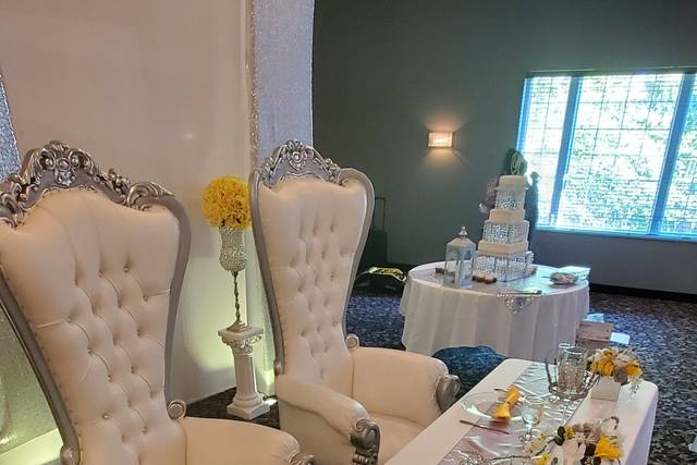 Throne chairs and sweetheart table