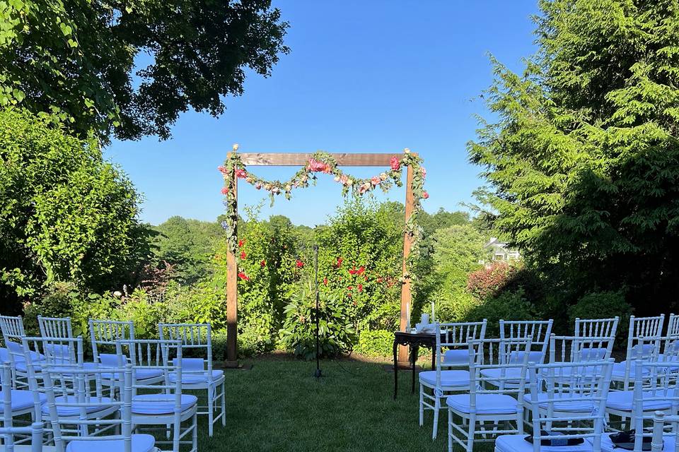 Love an outdoor ceremony!