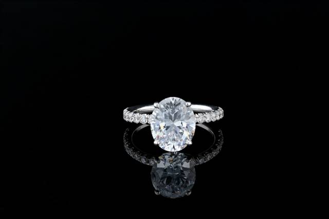 Oval solitaire, fleur de lis