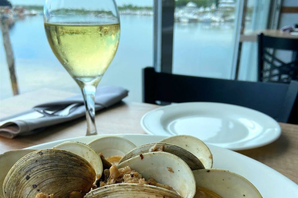 Clam and wine