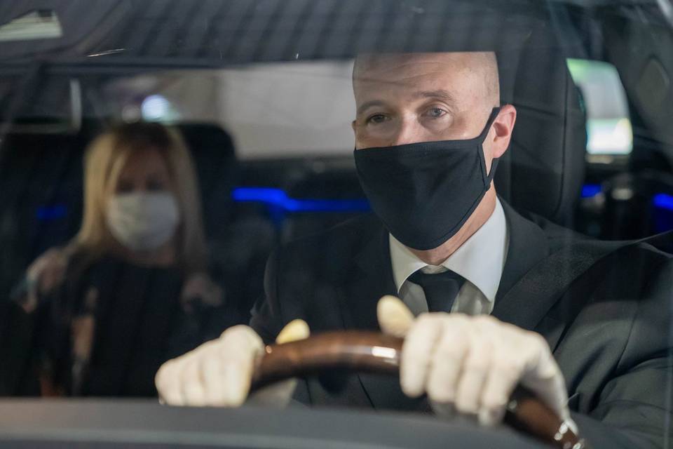 Chauffeurs wear masks