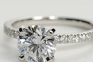 Round diamond engagement ring