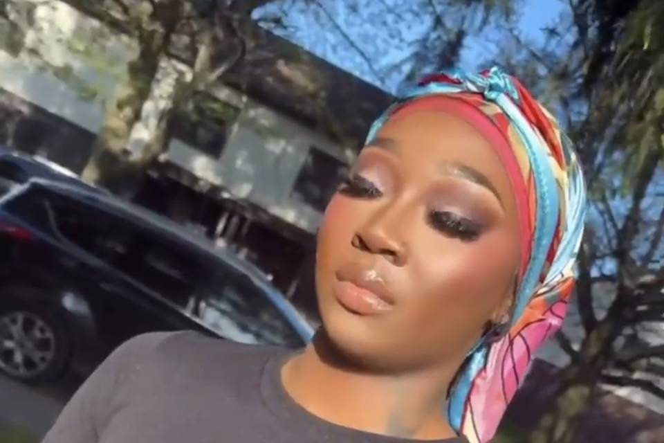 Baby shower makeup