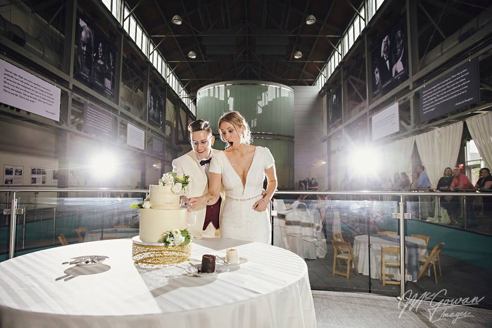 Brides cut the cake