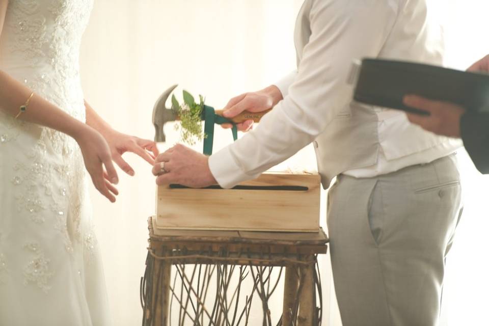 Sealing the wine box