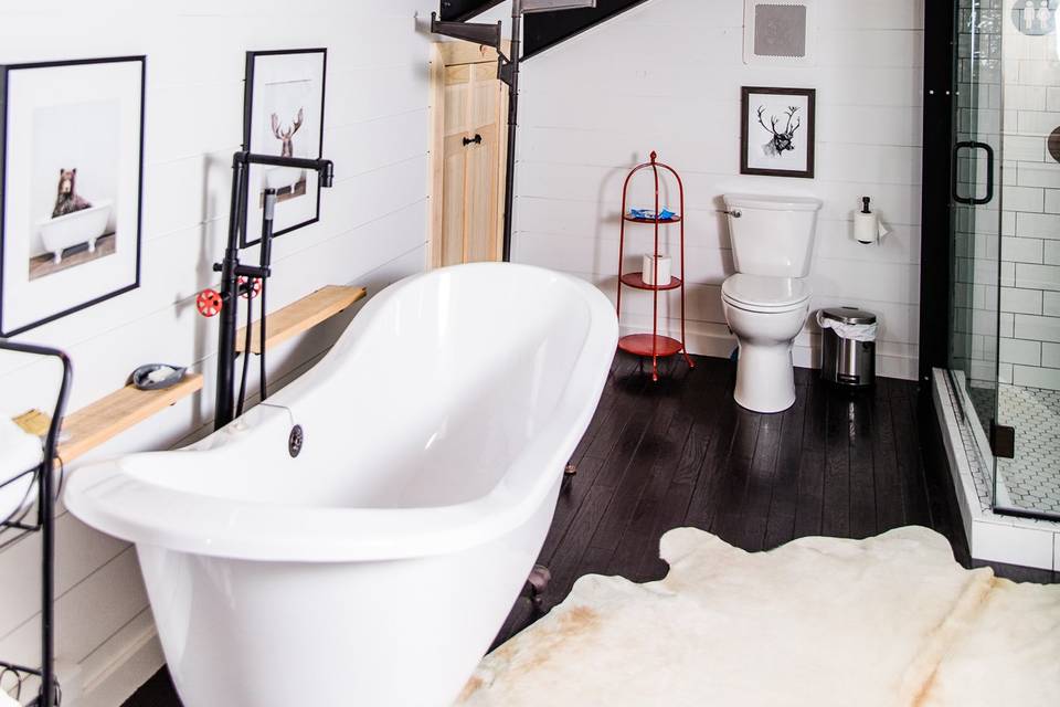 Bridal suite loft bathroom