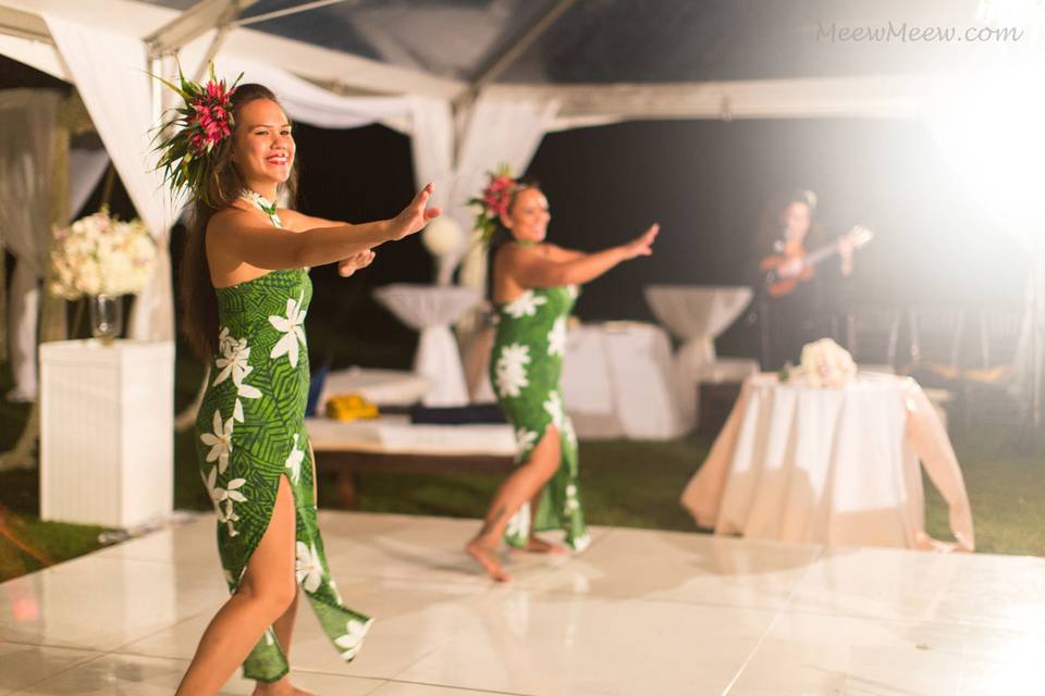 Hula dancers