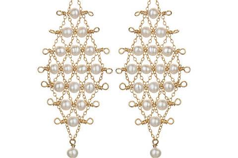 A delicate lattice of fine 18k vermeil chain and your choice of stone forms a gorgeous diamond shaped earring on 18k vermeil french ear wires.  Our favorite dress-up earrings!
2 inches.
Handmade with lots of love in the USA.
Don't see the perfect color for you? Email us and we will find it for you!