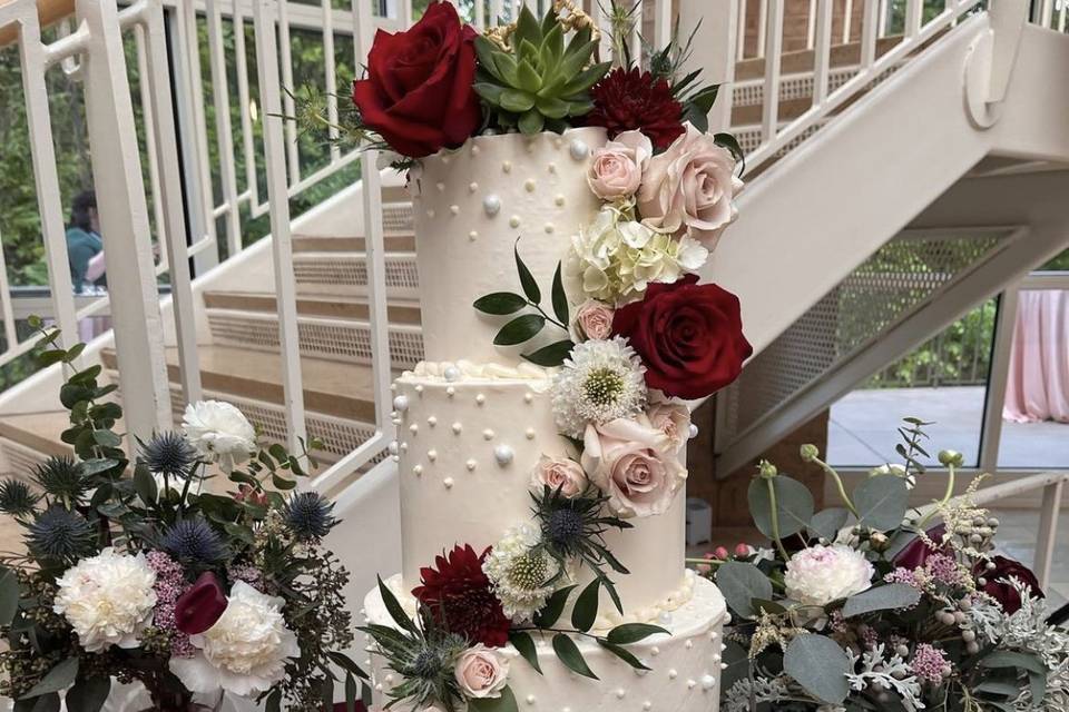 Classy wedding cake w/ florals