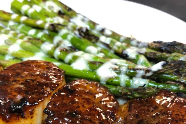 Scallops and asparagus