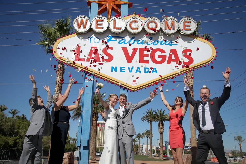 Las Vegas Sign Wedding Photo
