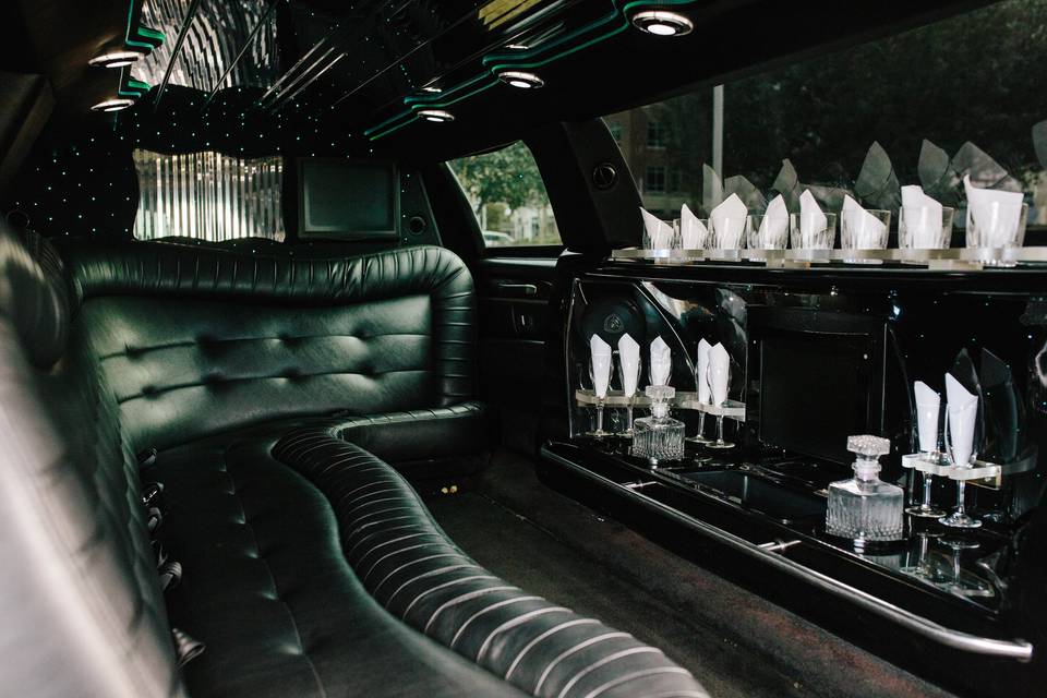 8-9 Passenger Lincoln Stretch Limo Interior
