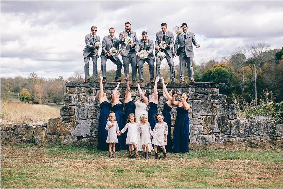 Group photo with the bridesmaids and groomsmen