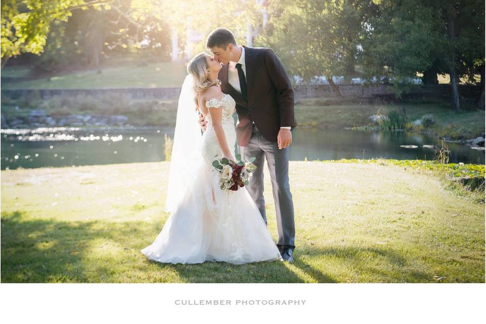 Kiss by the pond