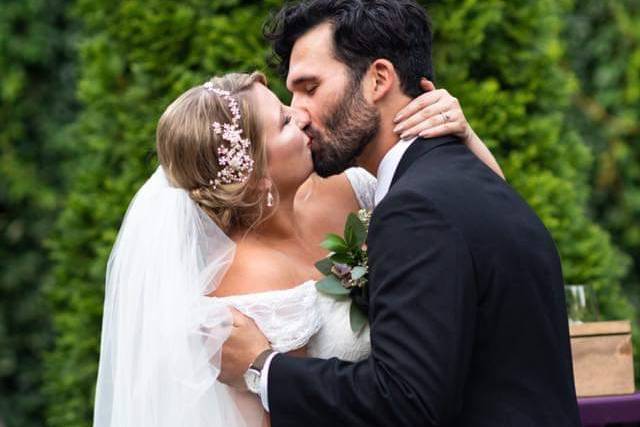 newlyweds kissing