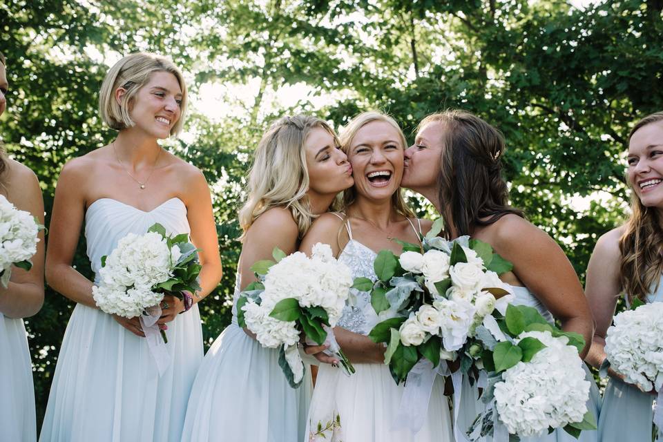 Bridesmaids and the bride - Laura Alpizar Photography