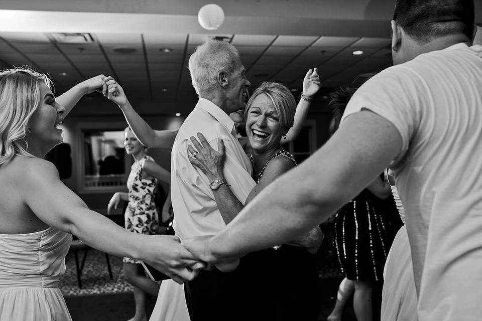 Loving moments on the dance floor - Laura Alpizar Photography