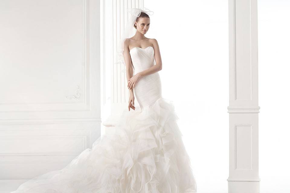 Style: MildredOriginal dress in draped tulle with sweetheart neckline. Skirt with tulle frills and nylon ribbons.